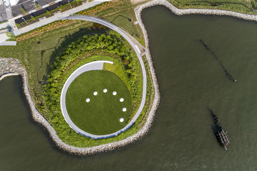Hunter’s Point South Waterfront Park Phase II di SWA/BALSLEY and WEISS/MANFREDI | Parchi