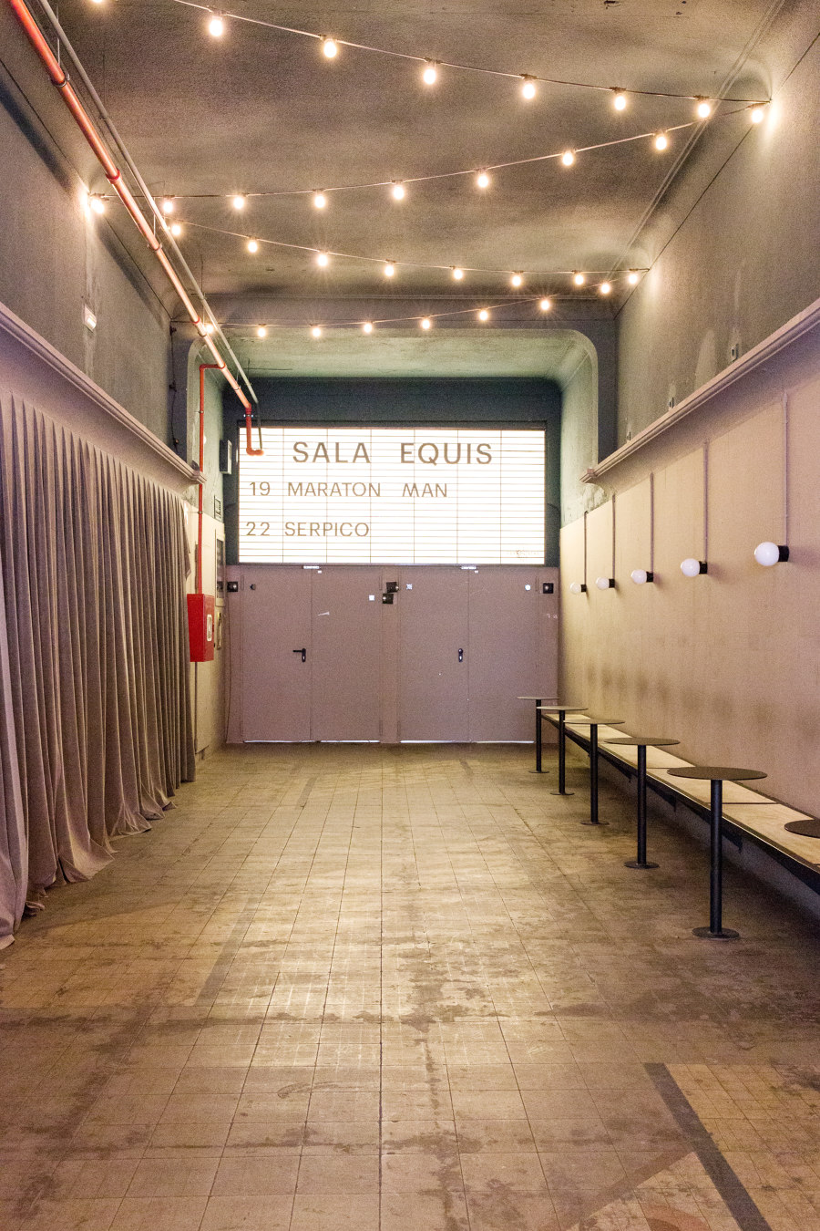 Sala Equis von Plantea Estudio | Kinokomplexe