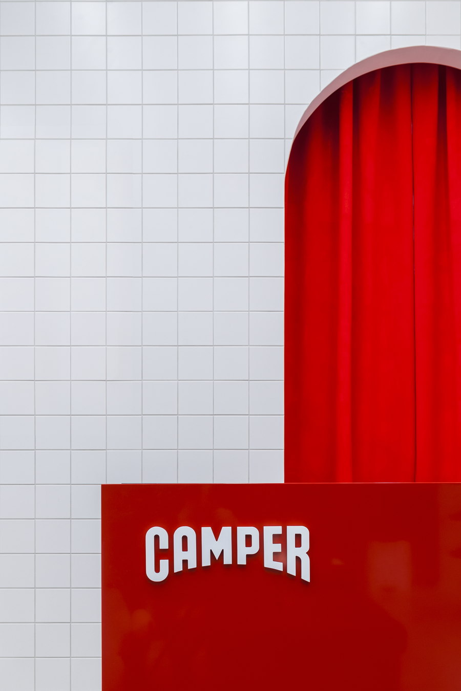 Camper shop in Moscow di Asketik Studio | Negozi - Interni