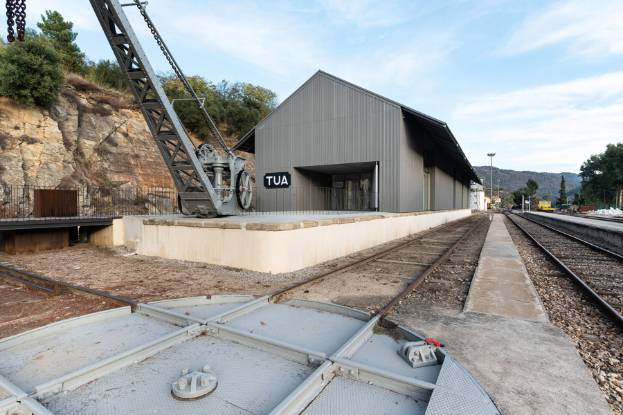 Tua Valley Interpretive Centre di Rosmaninho+Azevedo Architects | Stazioni ferroviarie