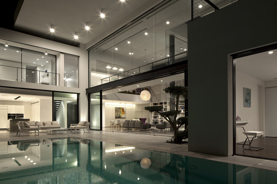 Contemporary Bauhaus on the Carmel von Pitsou Kedem Architects | Einfamilienhäuser