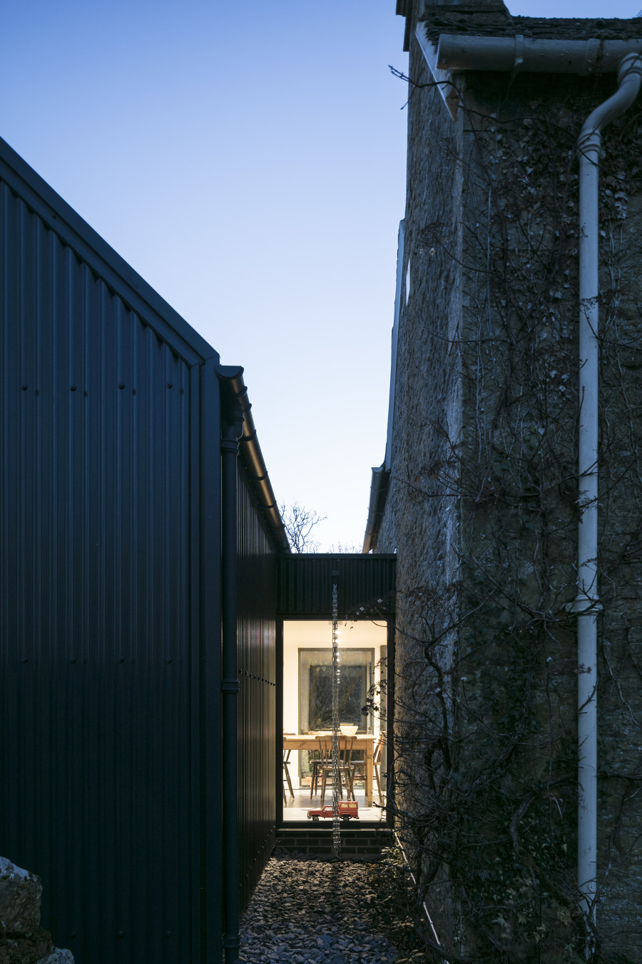 Corrugated metal extension de Eastabrook Architects | Casas Unifamiliares