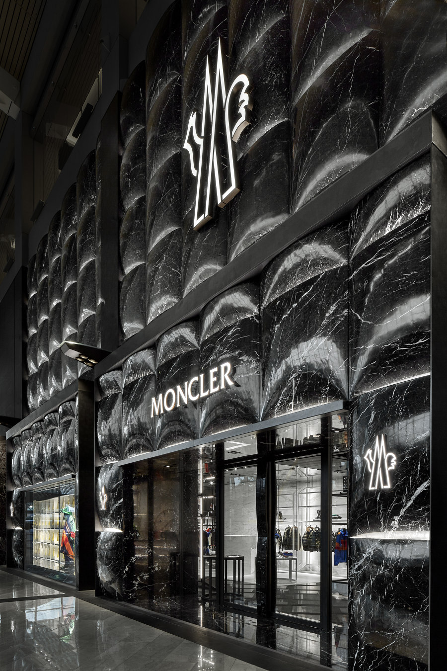 Moncler Singapore de CURIOSITY | Diseño de tiendas