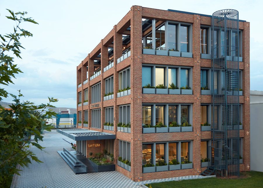 Empera Headquarters di Yerce Architecture | Edifici per uffici