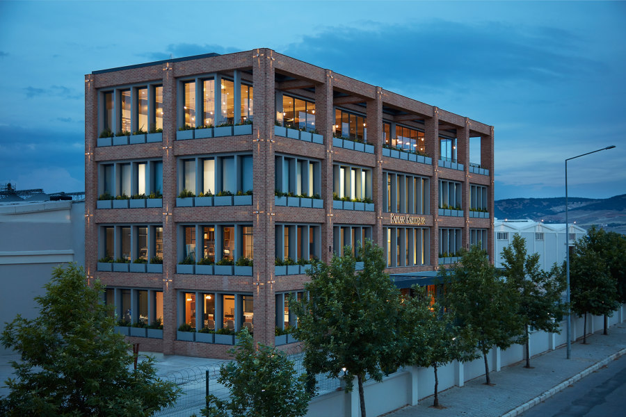 Empera Headquarters de Yerce Architecture | Edificio de Oficinas