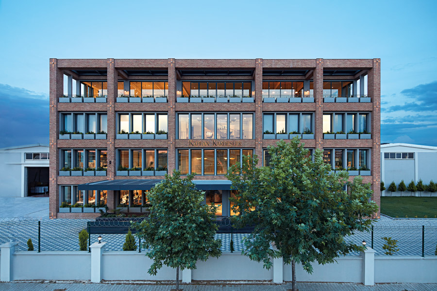 Empera Headquarters di Yerce Architecture | Edifici per uffici