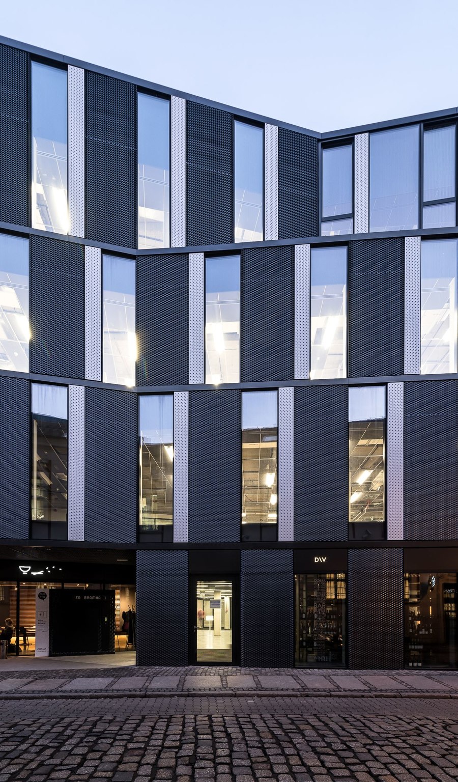 Office Building in Za bramka Street di Ultra Architects | Edifici per uffici