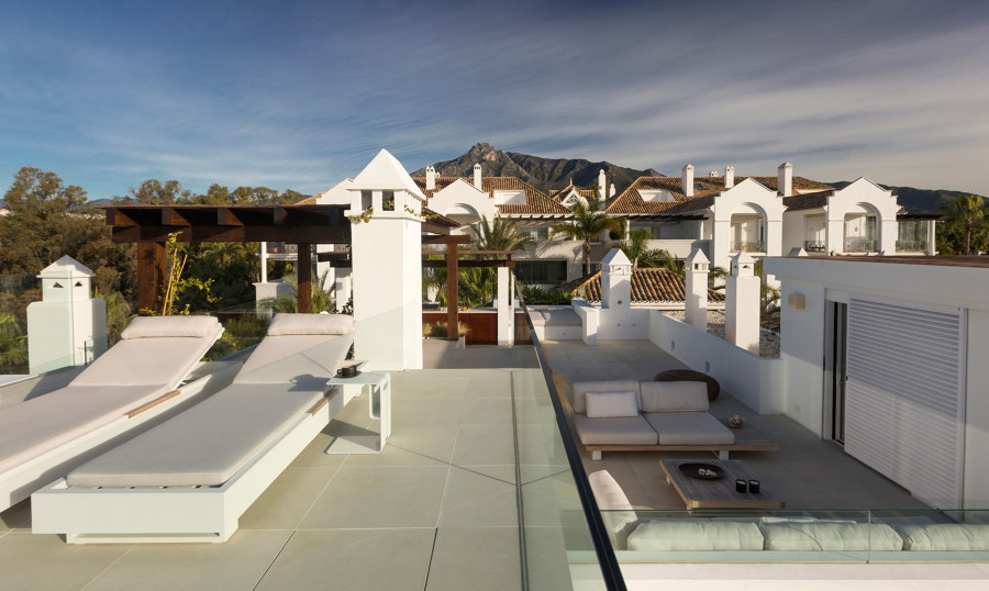 Terrace in Puente Romano von Alejandro Giménez Architects | Hotels