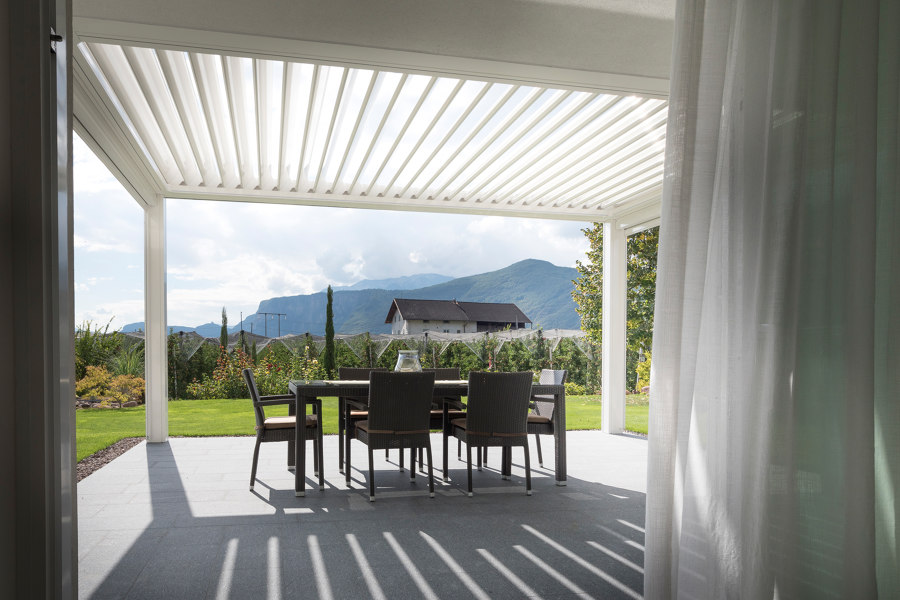 Private villa in Laives de KE Outdoor Design | Referencias de fabricantes