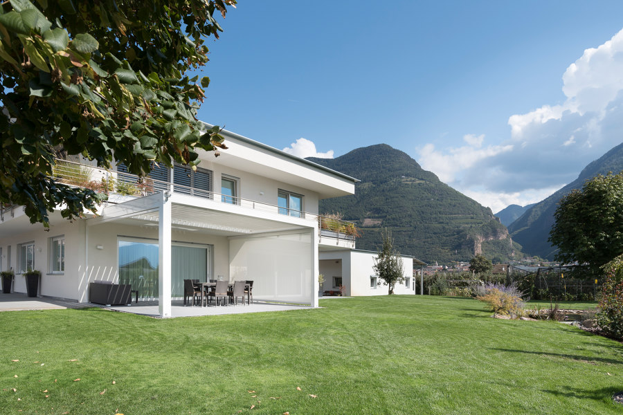 Private villa in Laives von KE Outdoor Design | Herstellerreferenzen