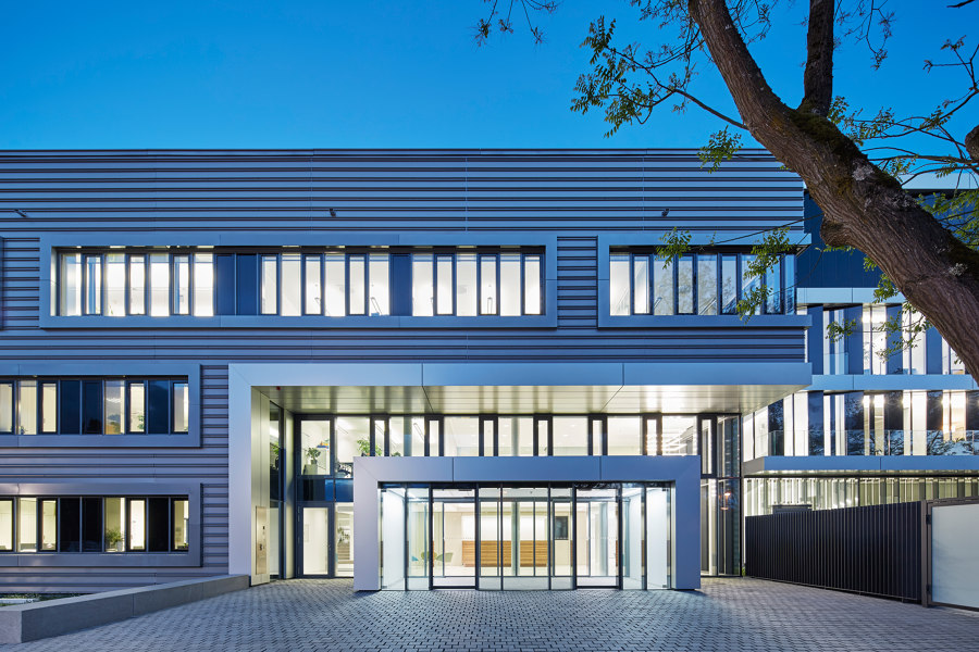 Erbe Elektromedizin Headquarter di Dannien Roller Architekten und Partner | Edifici per uffici