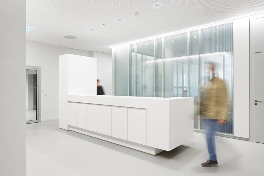 Erbe Elektromedizin Headquarter di Dannien Roller Architekten und Partner | Edifici per uffici