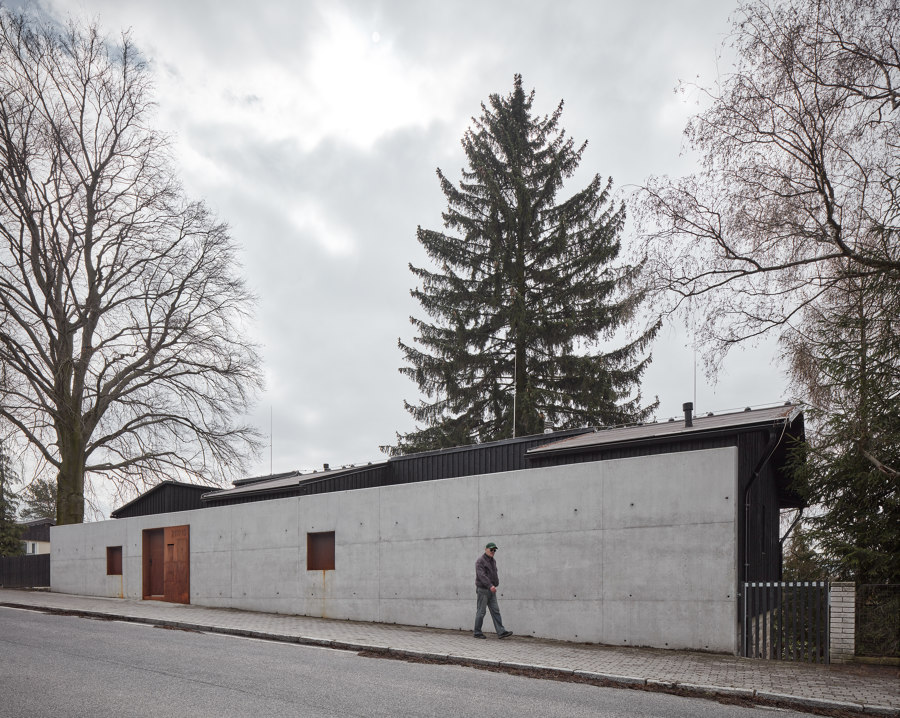 House Behind the Wall by Mjölk architekti | Detached houses