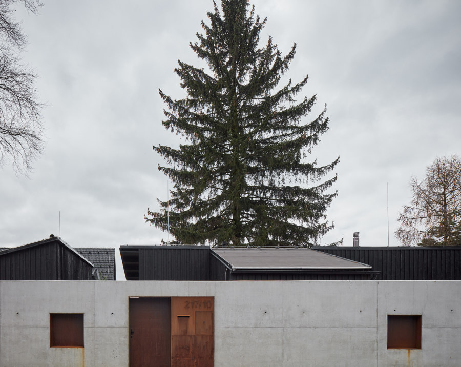 House Behind the Wall di Mjölk architekti | Case unifamiliari