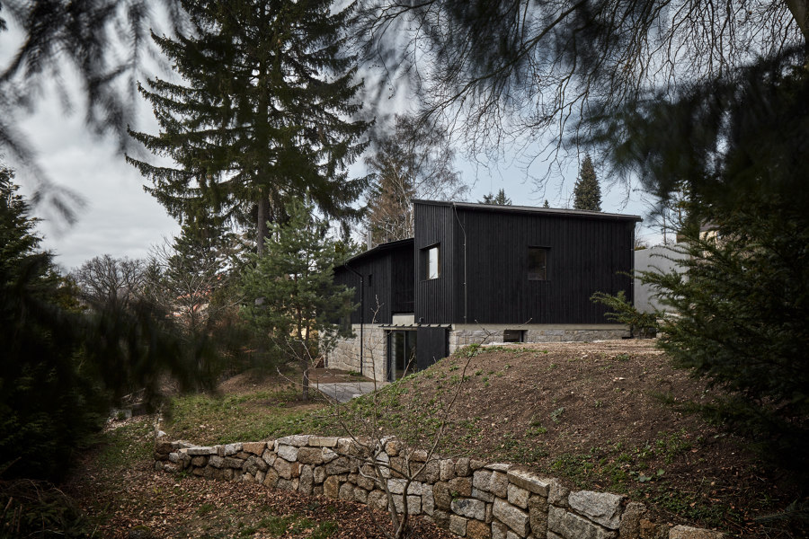 House Behind the Wall de Mjölk architekti | Maisons particulières