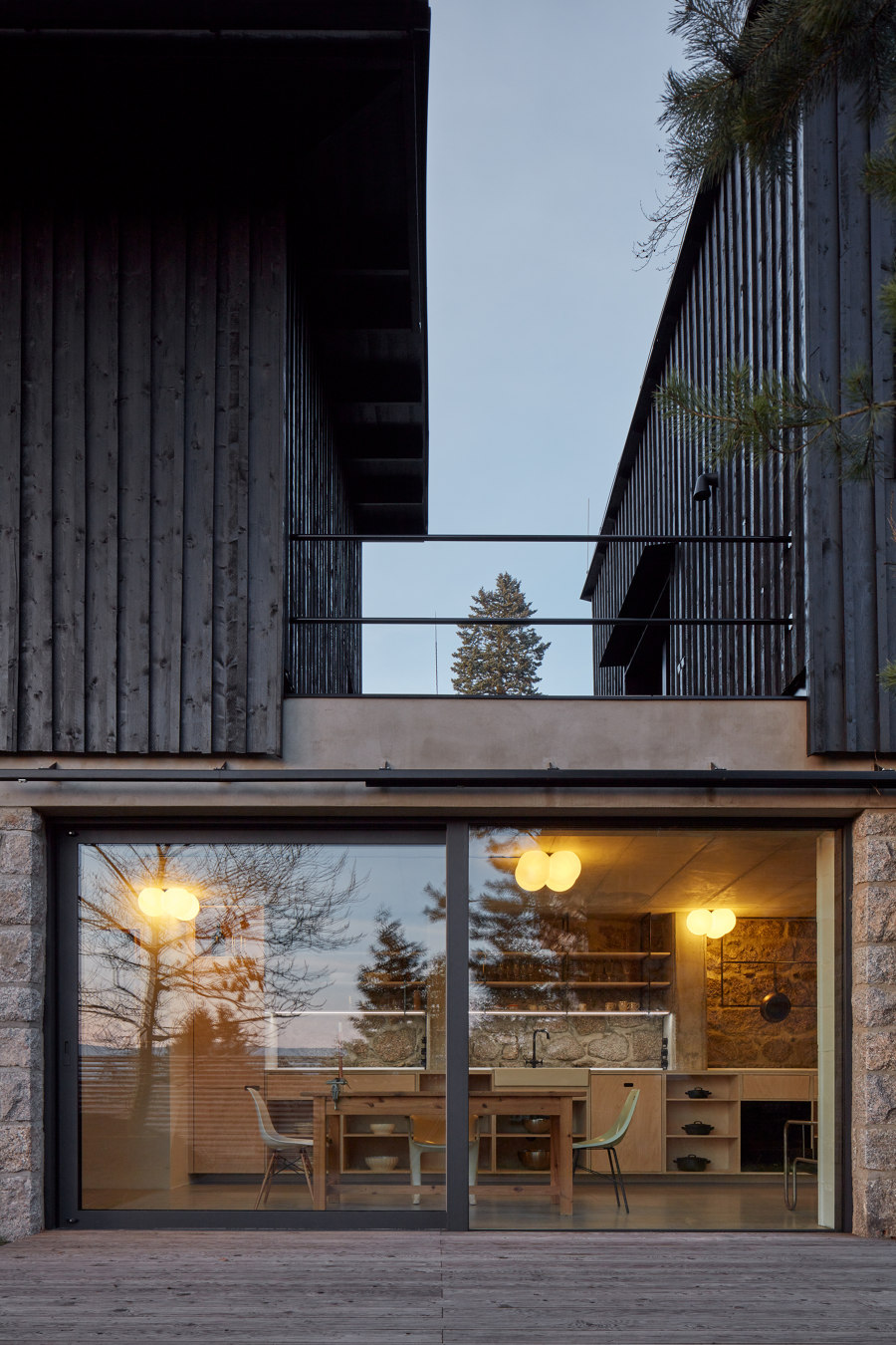 House Behind the Wall de Mjölk architekti | Casas Unifamiliares