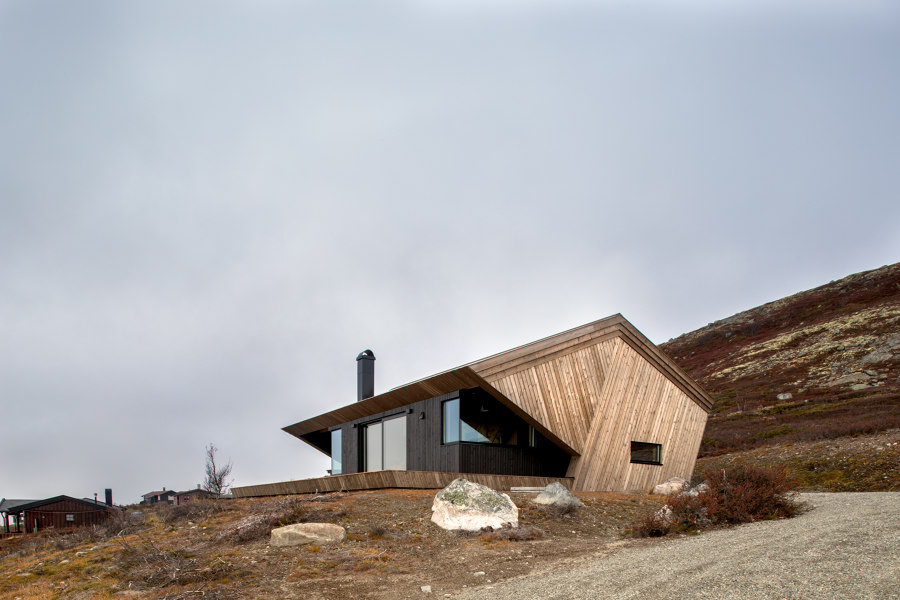 The Hooded Cabin by ARKITEKTVÆRELSET | Detached houses