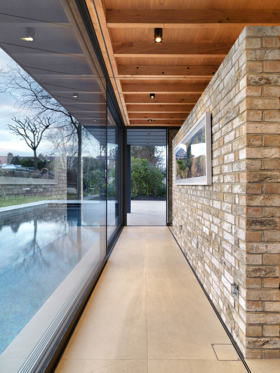 Pared-back garden Pavilions di Threefold Architects | Piscine all'aperto