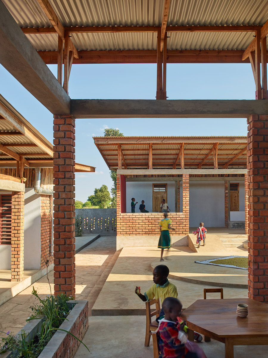 Econef Children’s Center von Asante Architecture & Design | Schulen