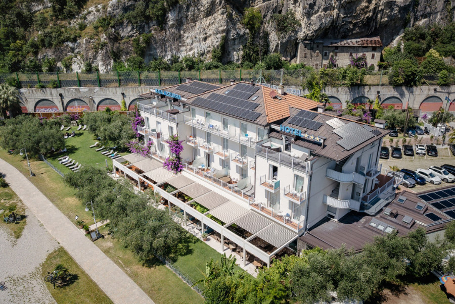 EN EL HOTEL BAIA AZZURRA, NUEVE PÉRGOLAS BRERA PARA VIVIR EL LAGO EN PRIMERA FILA de Pratic | Referencias de fabricantes