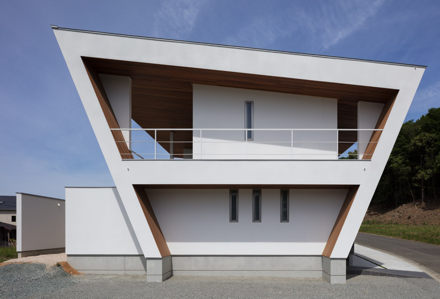 N12 House / Garage House With A Migratory Terrace de Architect Show | Casas Unifamiliares