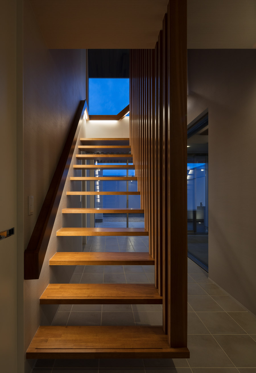 N12 House / Garage House With A Migratory Terrace von Architect Show | Einfamilienhäuser