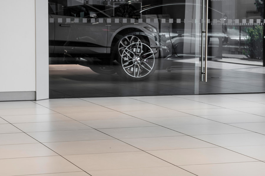 Jaguar Land Rover Corporate Design Floor de ArsRatio | Références des fabricantes