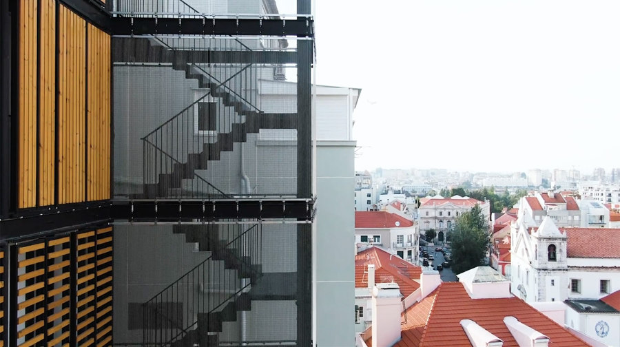 Lisbon Wood Residential Building von Plano Humano Arquitectos | Mehrfamilienhäuser
