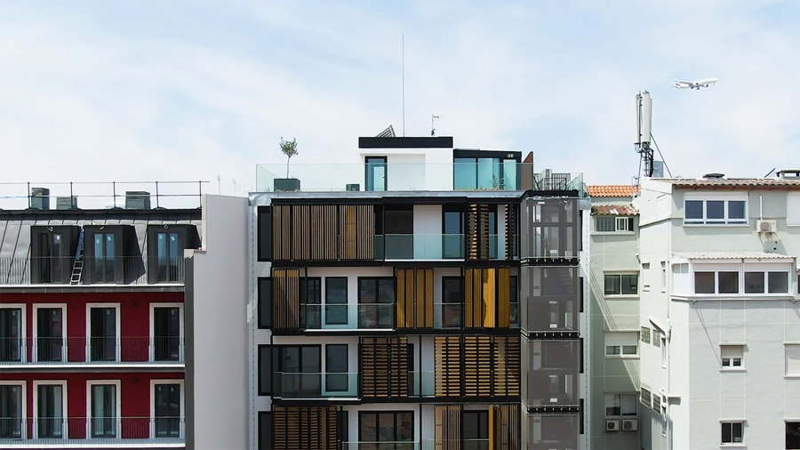 Lisbon Wood Residential Building di Plano Humano Arquitectos | Case plurifamiliari