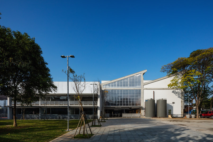 Beacon School di Andrade Morettin Arquitetos | Scuole