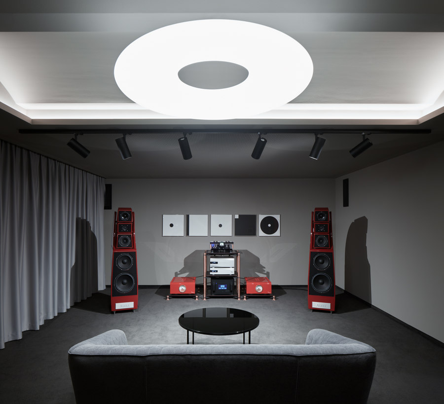 Audio and video showroom VOIX di Barbora Léblová Interiors & Architecture | Showrooms