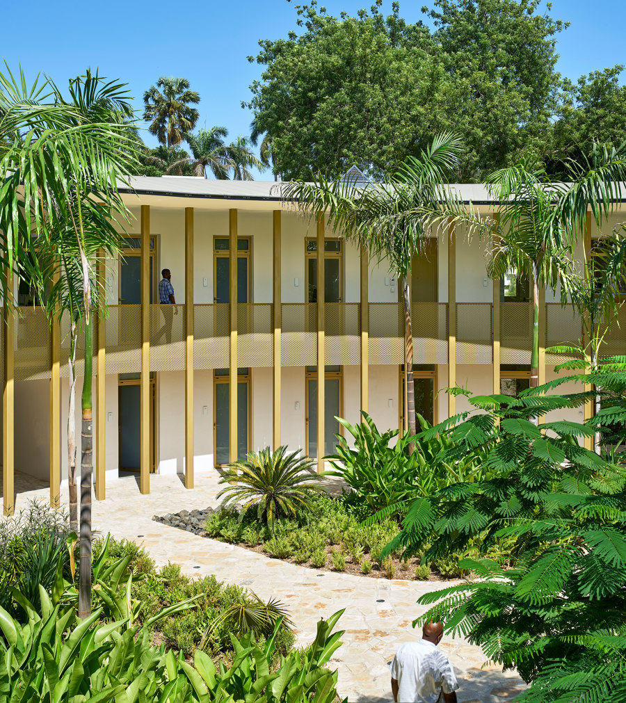 French Embassy in Haiti de Explorations Architecture | Edificios administrativos
