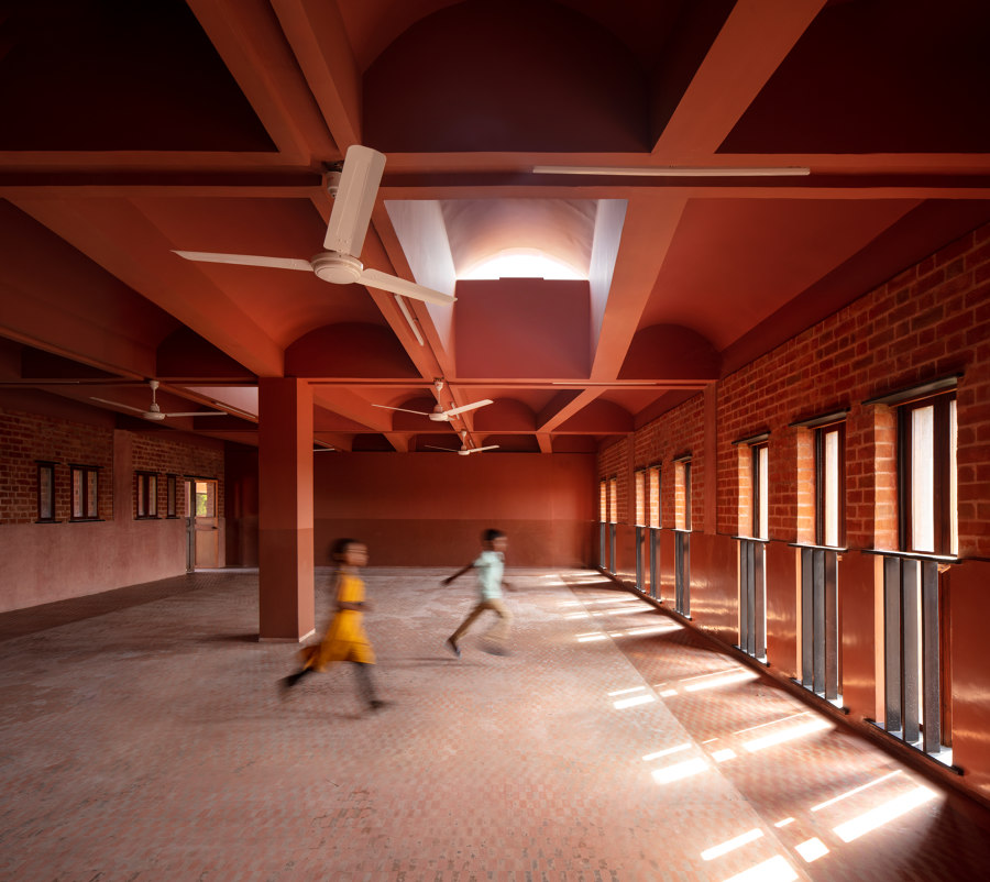 School of Dancing Arches di Samira Rathod Design Associates | Scuole