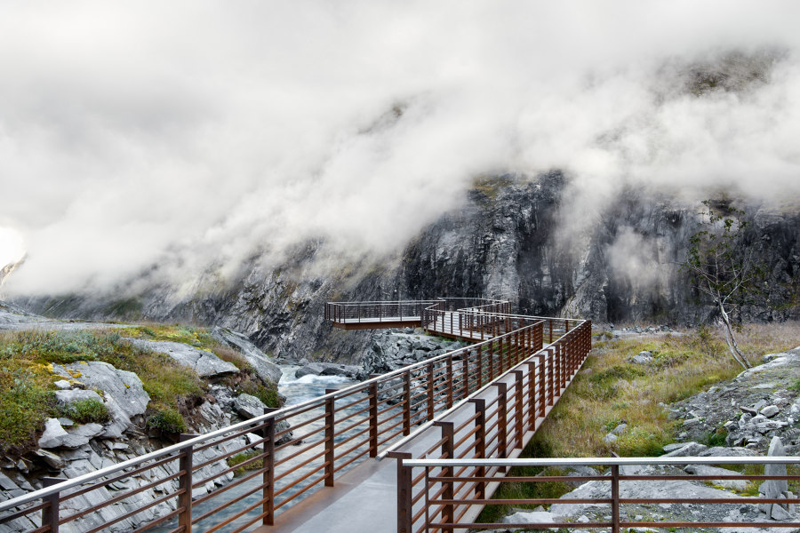 Trollstigen National Tourist Route di Reiulf Ramstad Arkitekter | Monumenti/Sculture/Piattaforme panoramiche