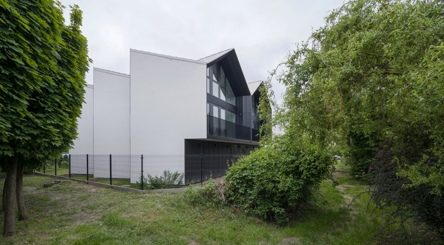 Houses with Gills von Superhelix Pracownia Projektowa | Mehrfamilienhäuser