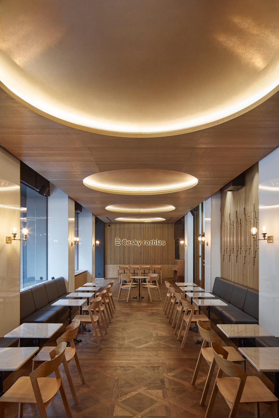 Radiocafé Vinohradská 12 di CMC Architects | Caffetterie - Interni