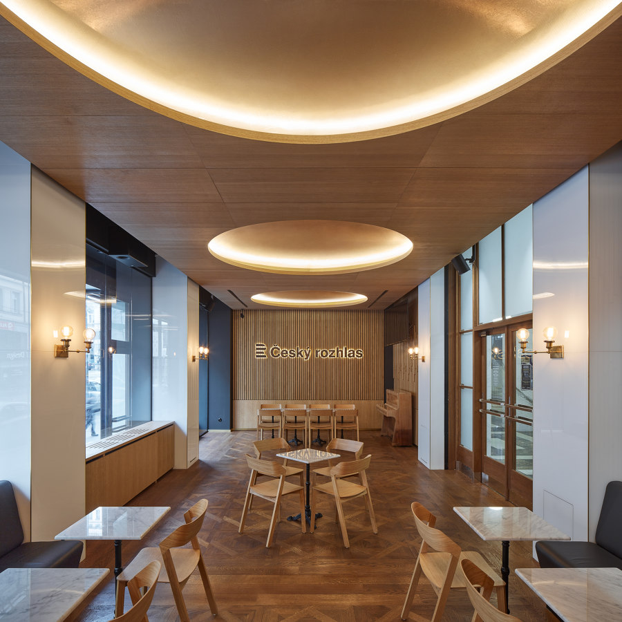 Radiocafé Vinohradská 12 de CMC Architects | Intérieurs de café