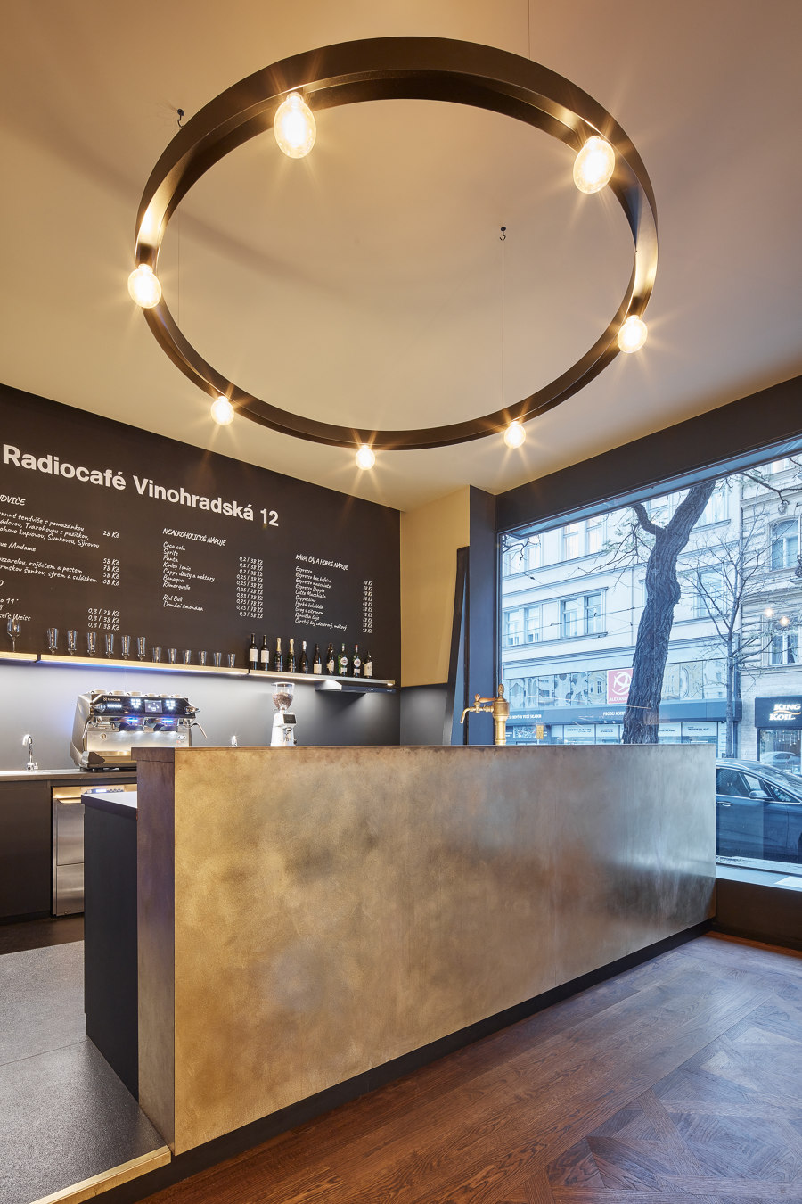 Radiocafé Vinohradská 12 de CMC Architects | Cafeterías - Interiores