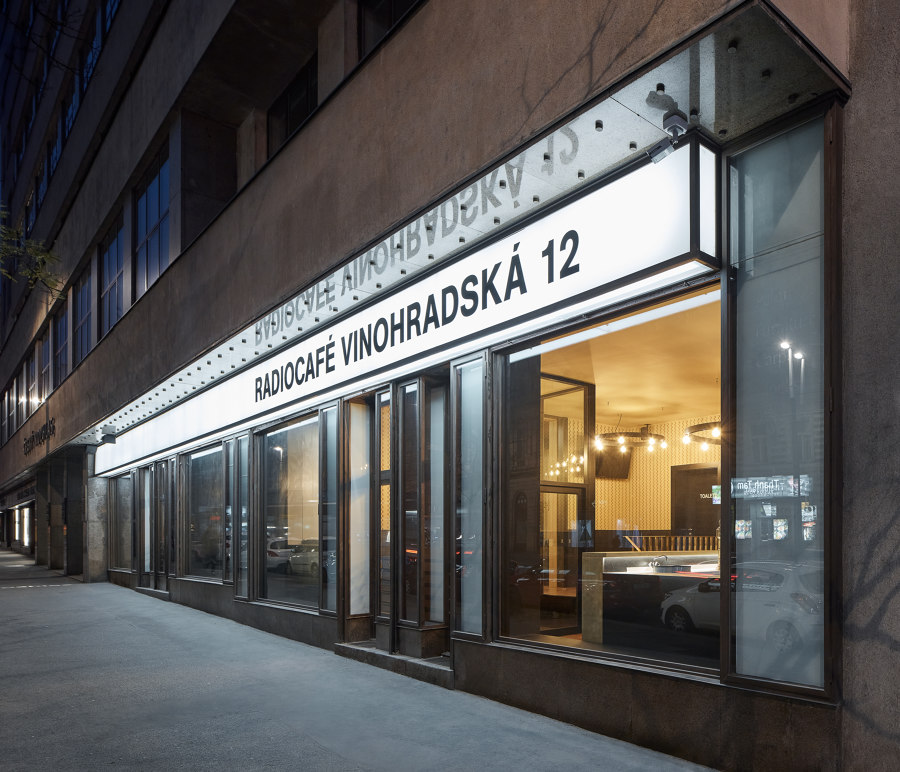 Radiocafé Vinohradská 12 de CMC Architects | Intérieurs de café
