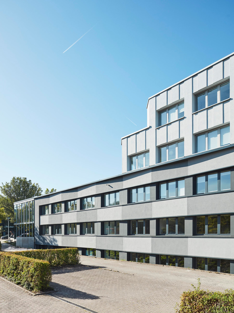 Erbe Elektromedizin GmbH renovation di Dannien Roller Architekten und Partner | Edifici per uffici