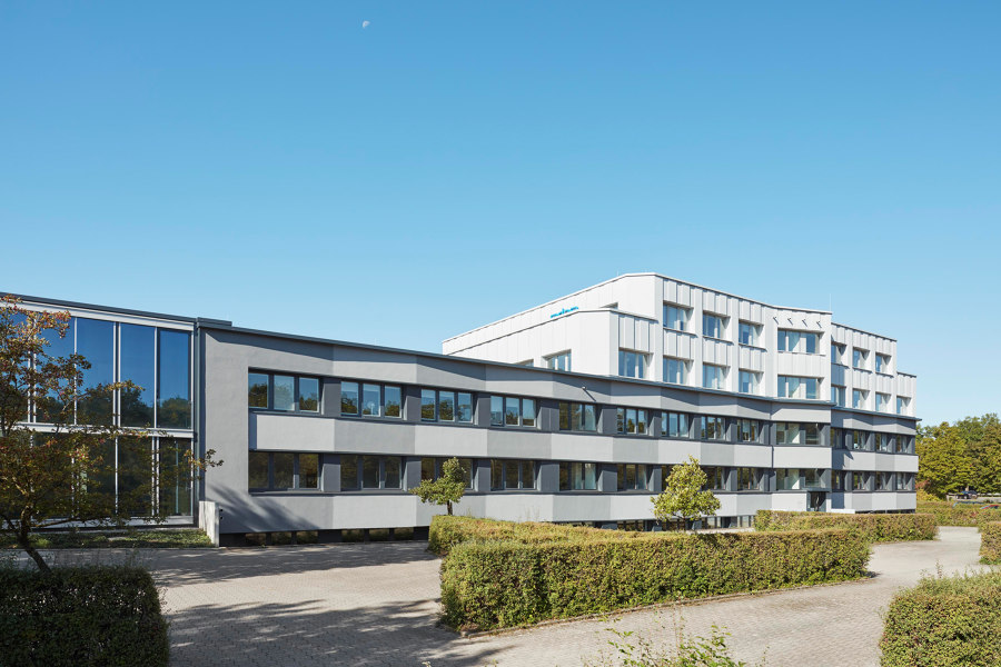 Erbe Elektromedizin GmbH renovation di Dannien Roller Architekten und Partner | Edifici per uffici