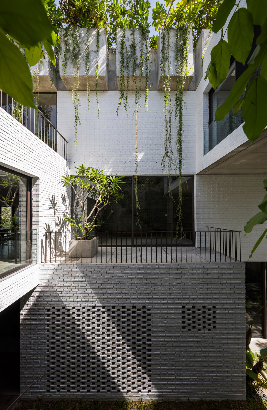 Thang House di Vo Trong Nghia Architects | Case unifamiliari