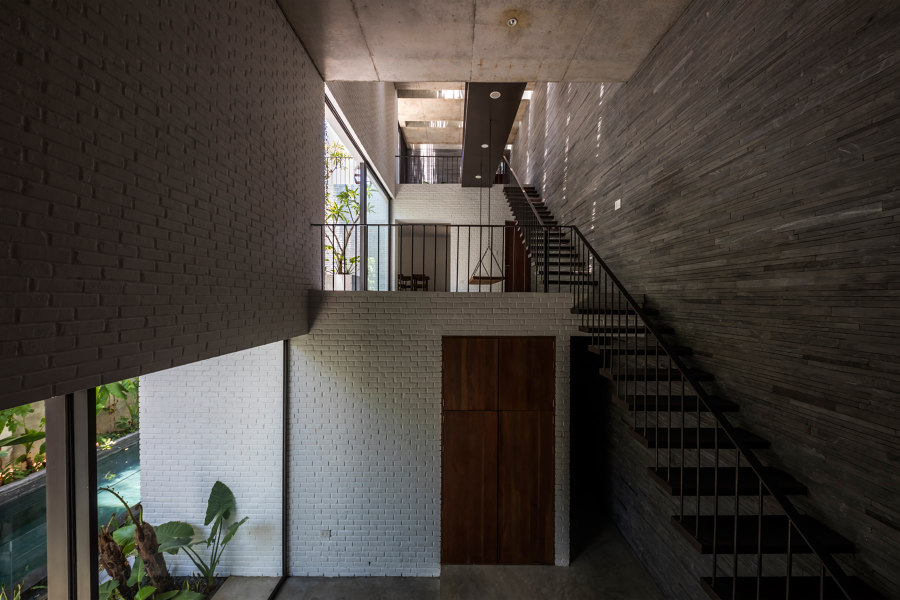 Thang House di Vo Trong Nghia Architects | Case unifamiliari