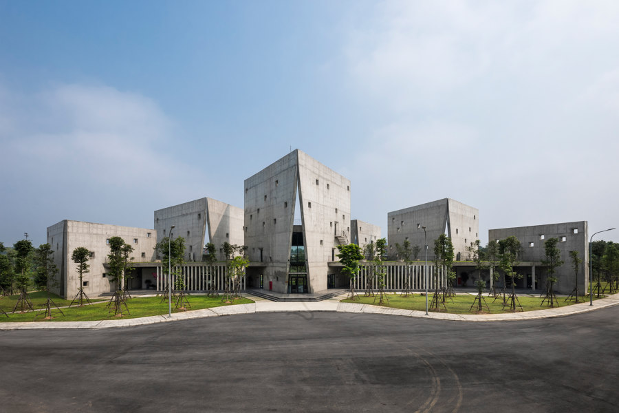 Viettel Offsite Studio di Vo Trong Nghia Architects | Edifici per uffici