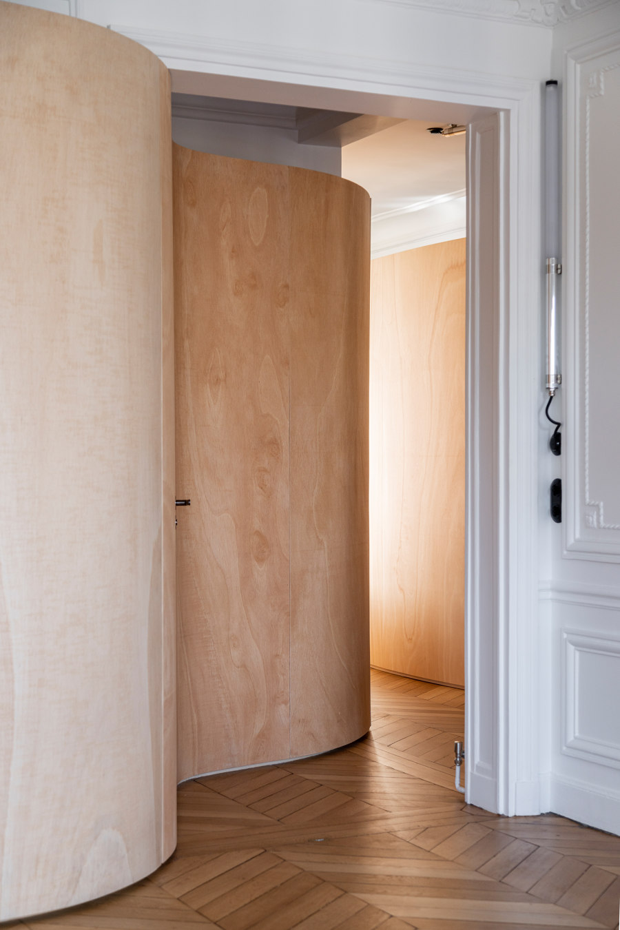 Wood ribbon in Paris apartment by Toledano +Architects | Living space