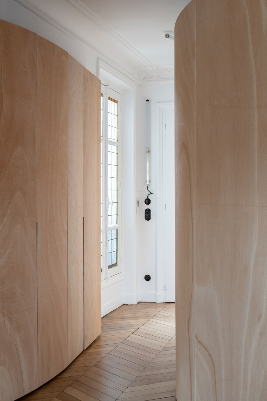 Wood ribbon in Paris apartment di Toledano +Architects | Locali abitativi