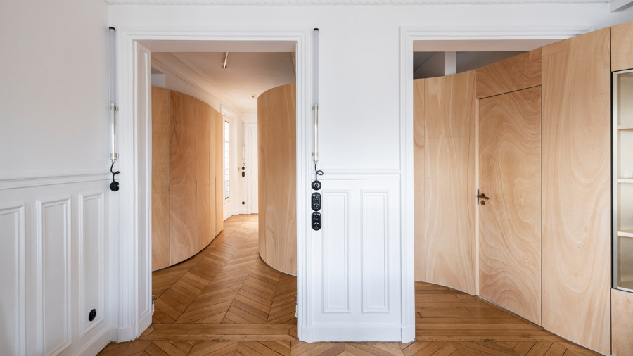 Wood ribbon in Paris apartment by Toledano +Architects | Living space