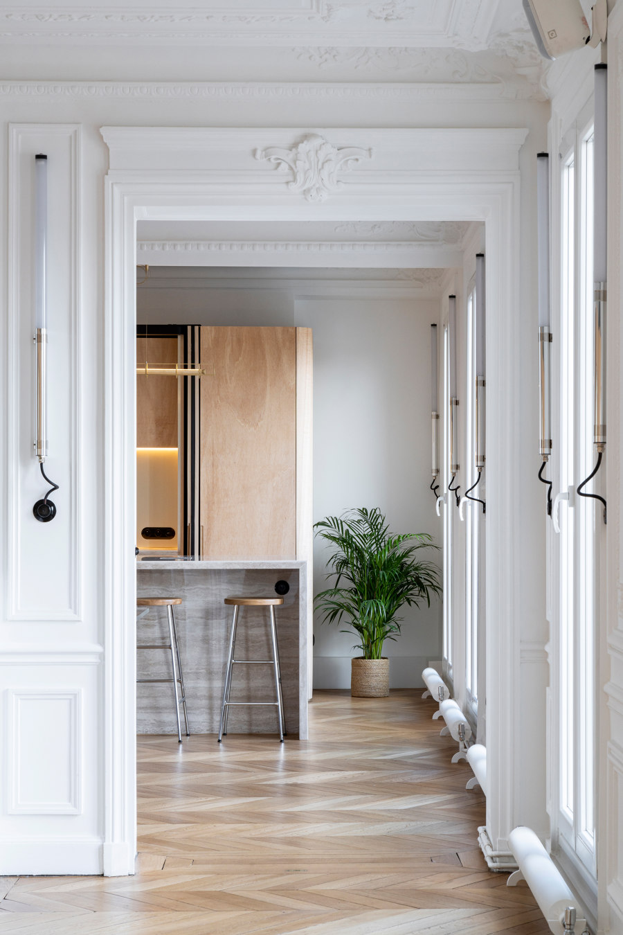 Wood ribbon in Paris apartment di Toledano +Architects | Locali abitativi