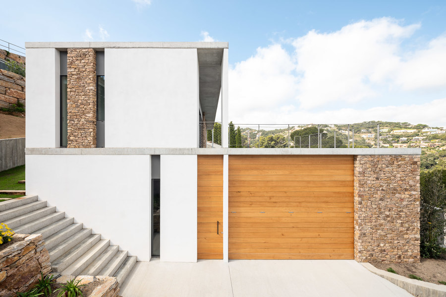 House in Sa Riera by 05AM Arquitectura | Detached houses