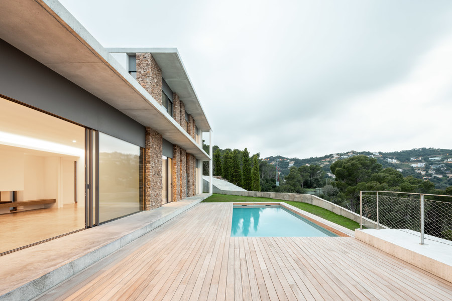 House in Sa Riera by 05AM Arquitectura | Detached houses